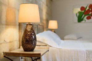 Driepersoonskamer | Een bureau, gratis wifi, beddengoed