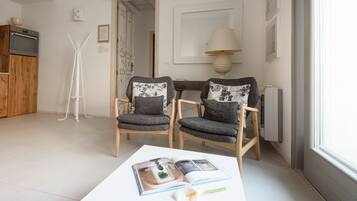 Una scrivania, Wi-Fi gratuito, lenzuola