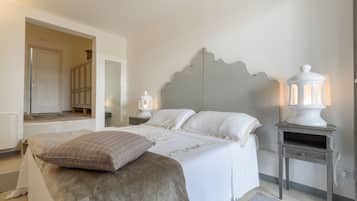 Una scrivania, Wi-Fi gratuito, lenzuola