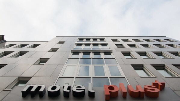 Un edificio moderno con un letrero que dice "motel plus".