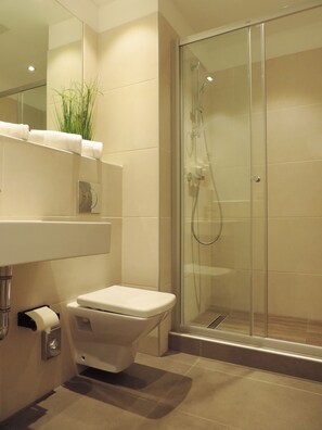 Double Room, Allergy Friendly, Courtyard View | Bathroom | Shower, hair dryer, towels - Motel Plus Berlin (Berlin)