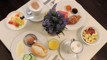 Sarapan prasmanan setiap hari (EUR 14 per orang)