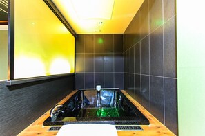 Baignoire et douche séparées, baignoire relaxante profonde