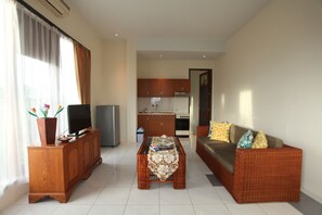32-inch TV with premium channels - Sanur Seaview Hotel (Denpasar)