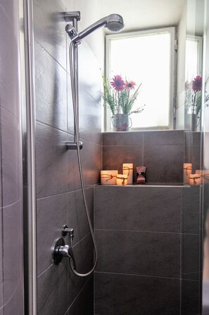 Double Room, Garden View, Ground Floor | Bathroom | Shower, rainfall showerhead, eco-friendly toiletries, hair dryer - La Colonna ( Historic Center ) (Lucca)