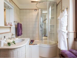 Standard Double Room, Private Bathroom, Garden View | Bathroom