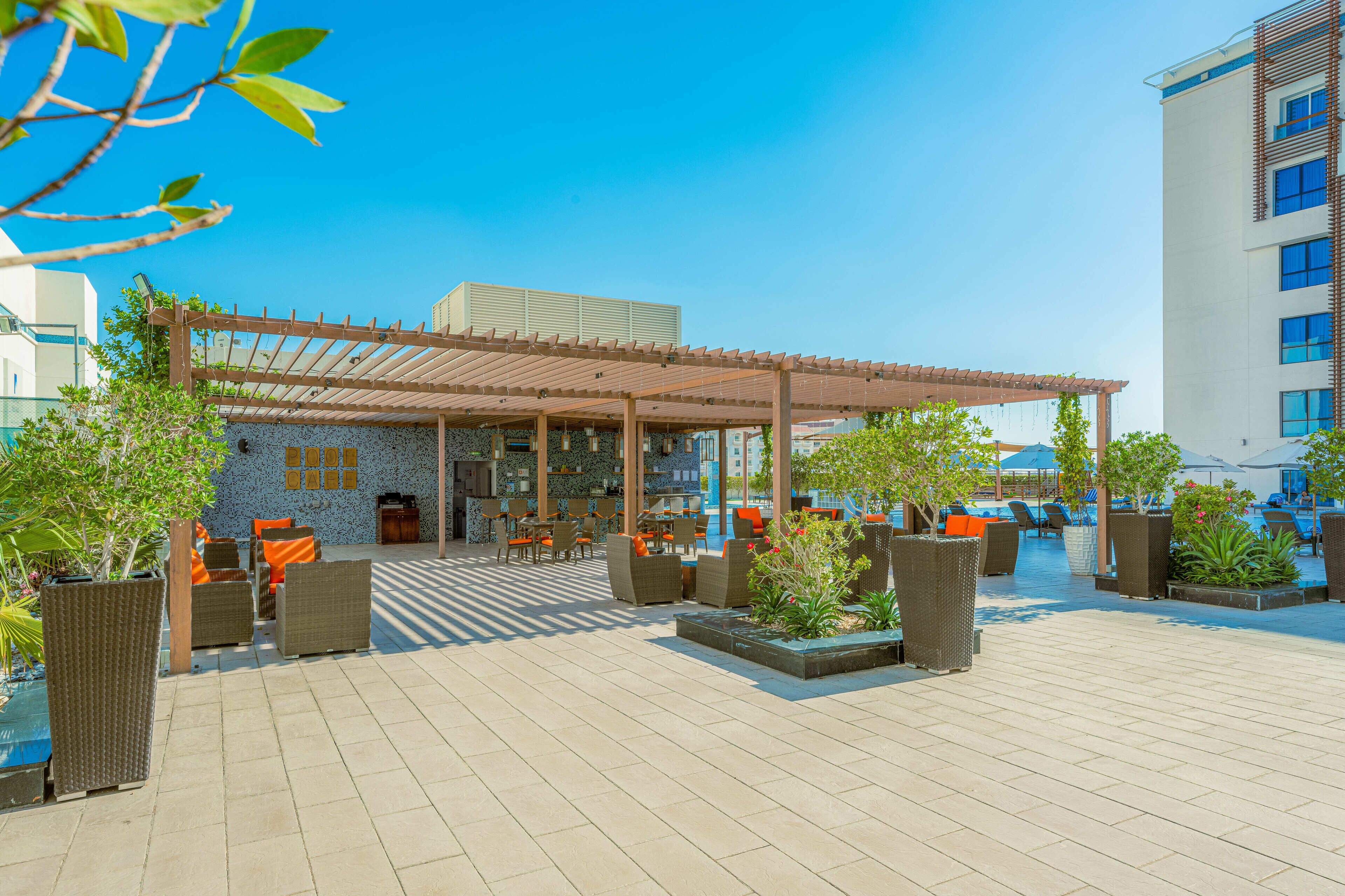 3 restaurants, breakfast, lunch, dinner served; international cuisine 