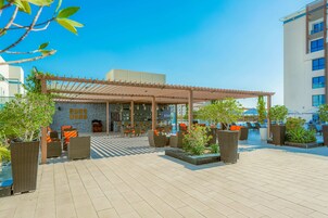 3 间餐厅，供应早餐、午餐和晚餐，国际美食