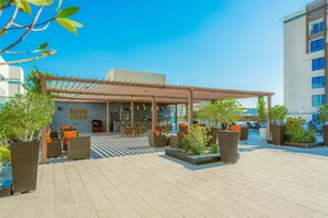 3 restaurants, breakfast, lunch, dinner served; international cuisine