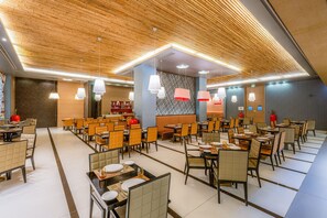 3 restaurants, breakfast, lunch, dinner served; international cuisine