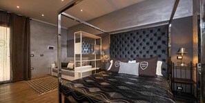 Loftsværelse - i anneksbygning (One French Bed) | Dundyner, minibar, pengeskab på værelset, individuelt design