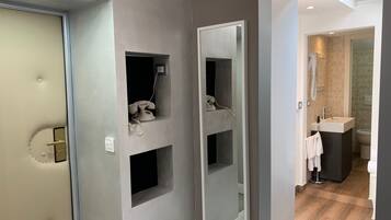 Ein modernes Badezimmer mit großem Spiegel, Toilette und Waschbecken.