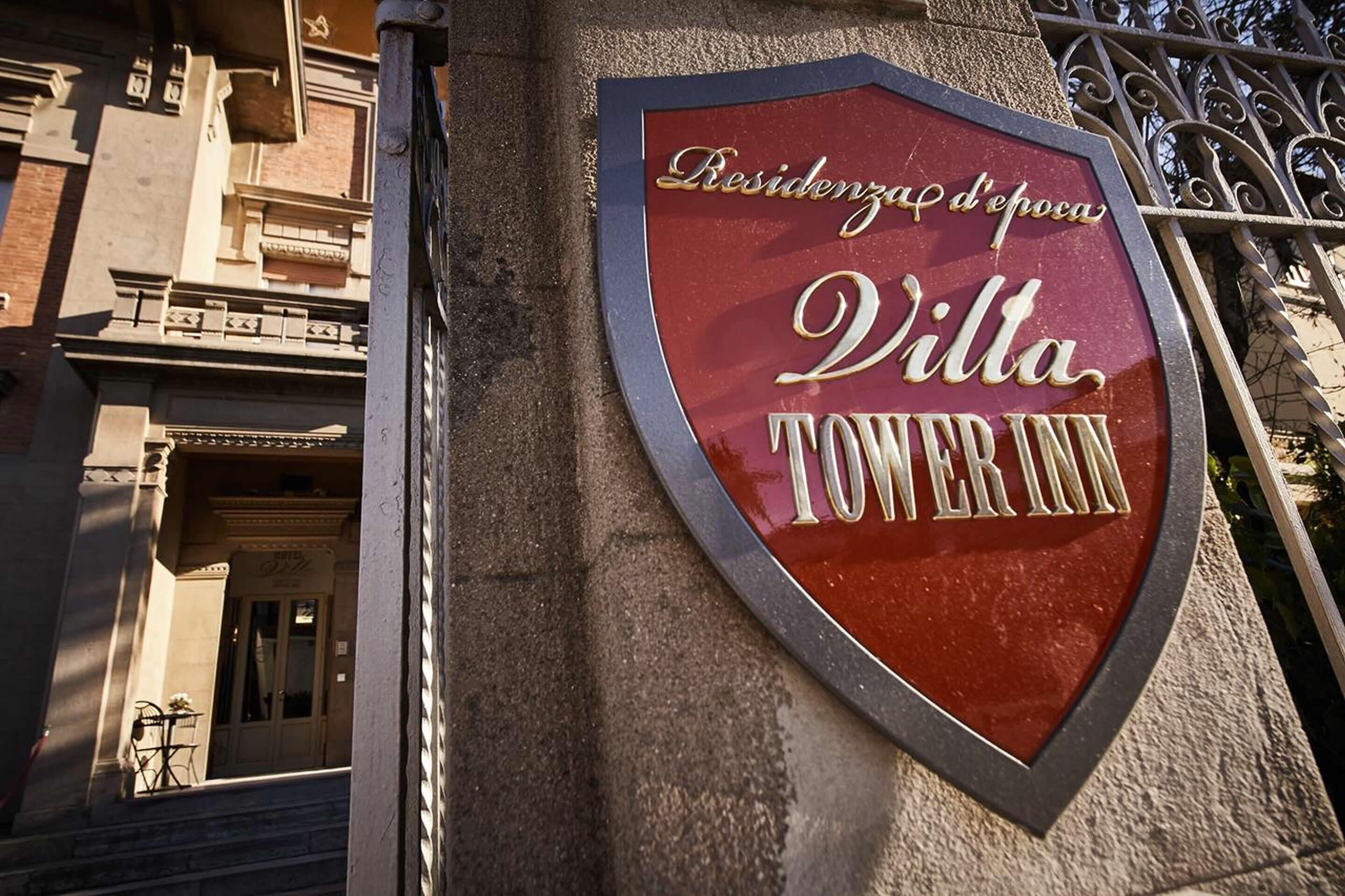 Schild für das Villa Tower Inn, gestaltet in Rot und Gold.