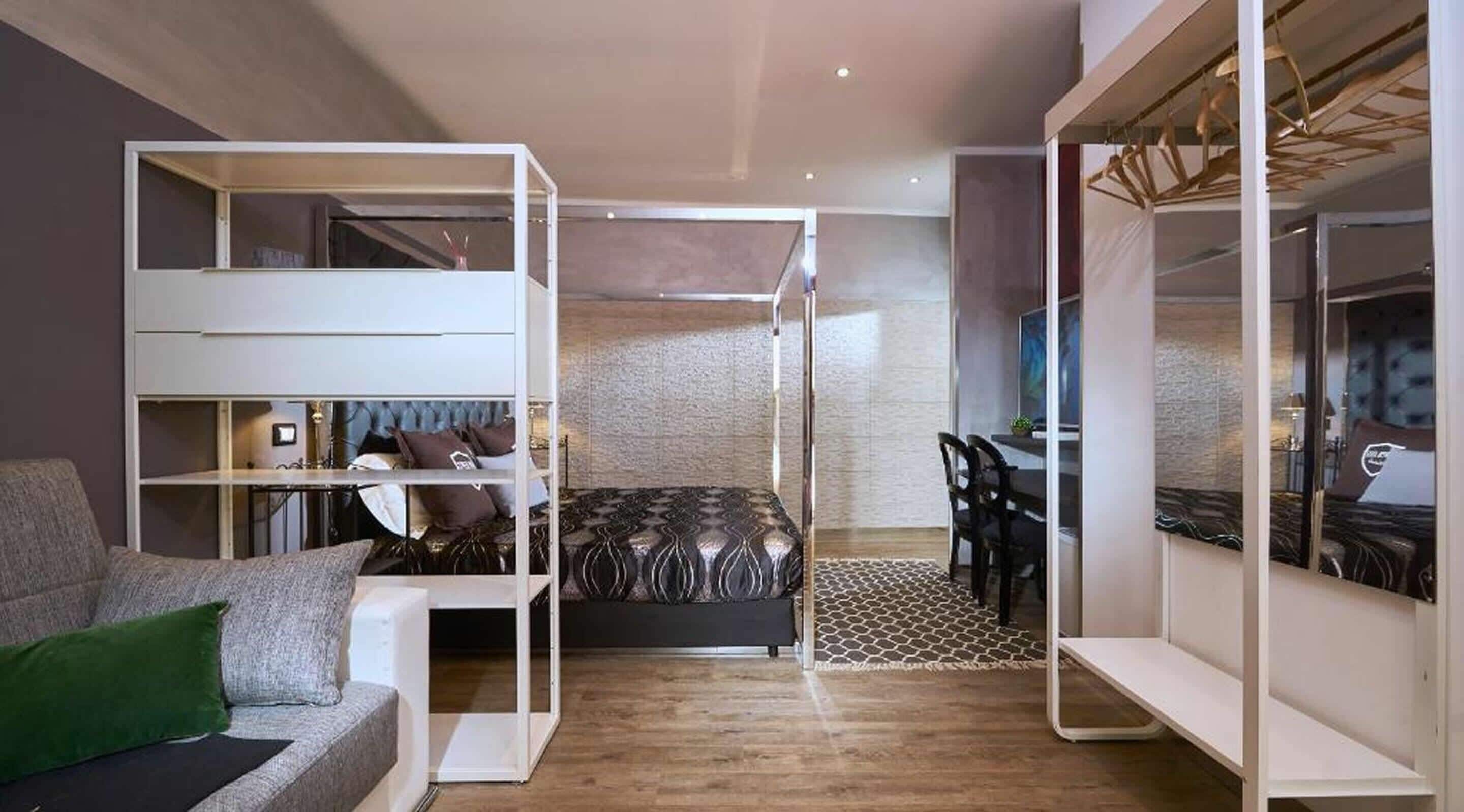 Une chambre à coucher moderne et compacte, équipée d’un lit superposé, d’un bureau et d’une chaise.