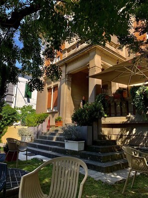 Courtyard - Villa Tower Inn (Pisa)