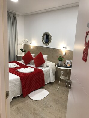 Habitación básica doble, baño compartido | Wifi gratis y ropa de cama