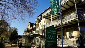 Un hotel con un letrero que indica que es el Parkhotel Weber-Müller, con un café en el jardín de invierno.
