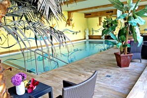 Piscina coperta, lettini