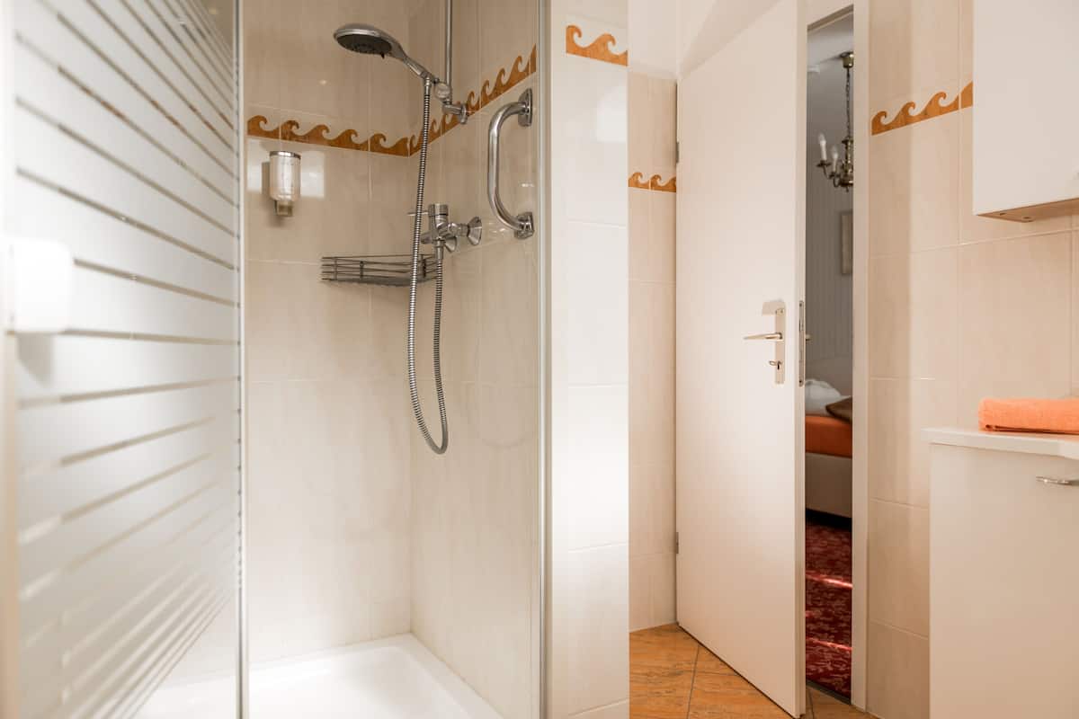 standard single room | bathroom | shower, free toiletries, hair dryer, bathrobes
