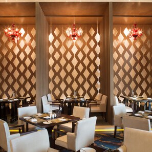 Daily buffet breakfast (CNY 70 per person)