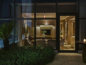 Premium bedding, down comforters, pillowtop beds, minibar - Mövenpick Enshi (Enshi)