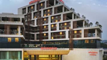 Premium bedding, down comforters, pillowtop beds, minibar