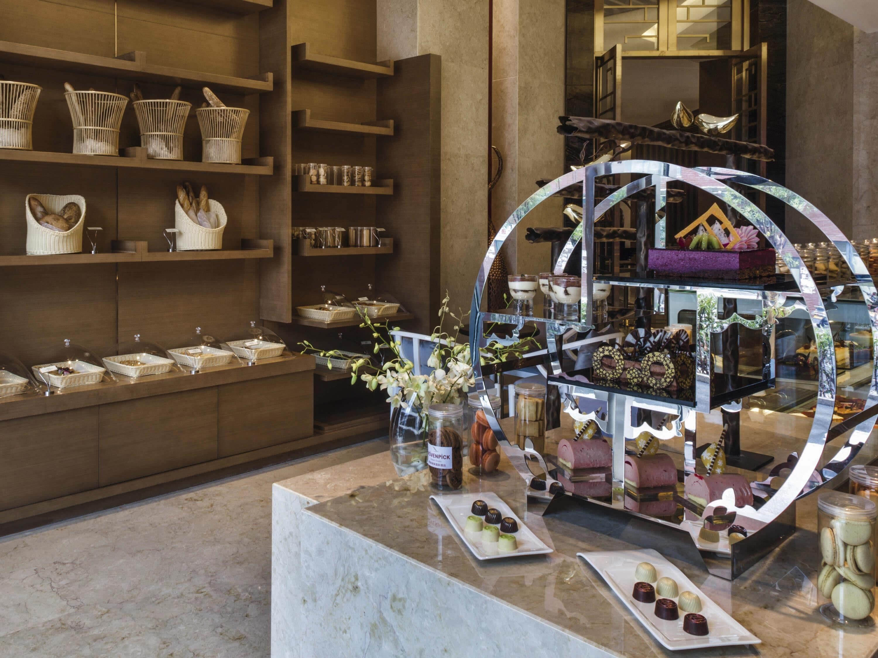 5 restaurants, breakfast, lunch, dinner served; international cuisine 