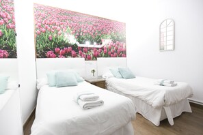 Double Room | Individually decorated, desk, blackout curtains, soundproofing - CH La Bañezana (Madrid)