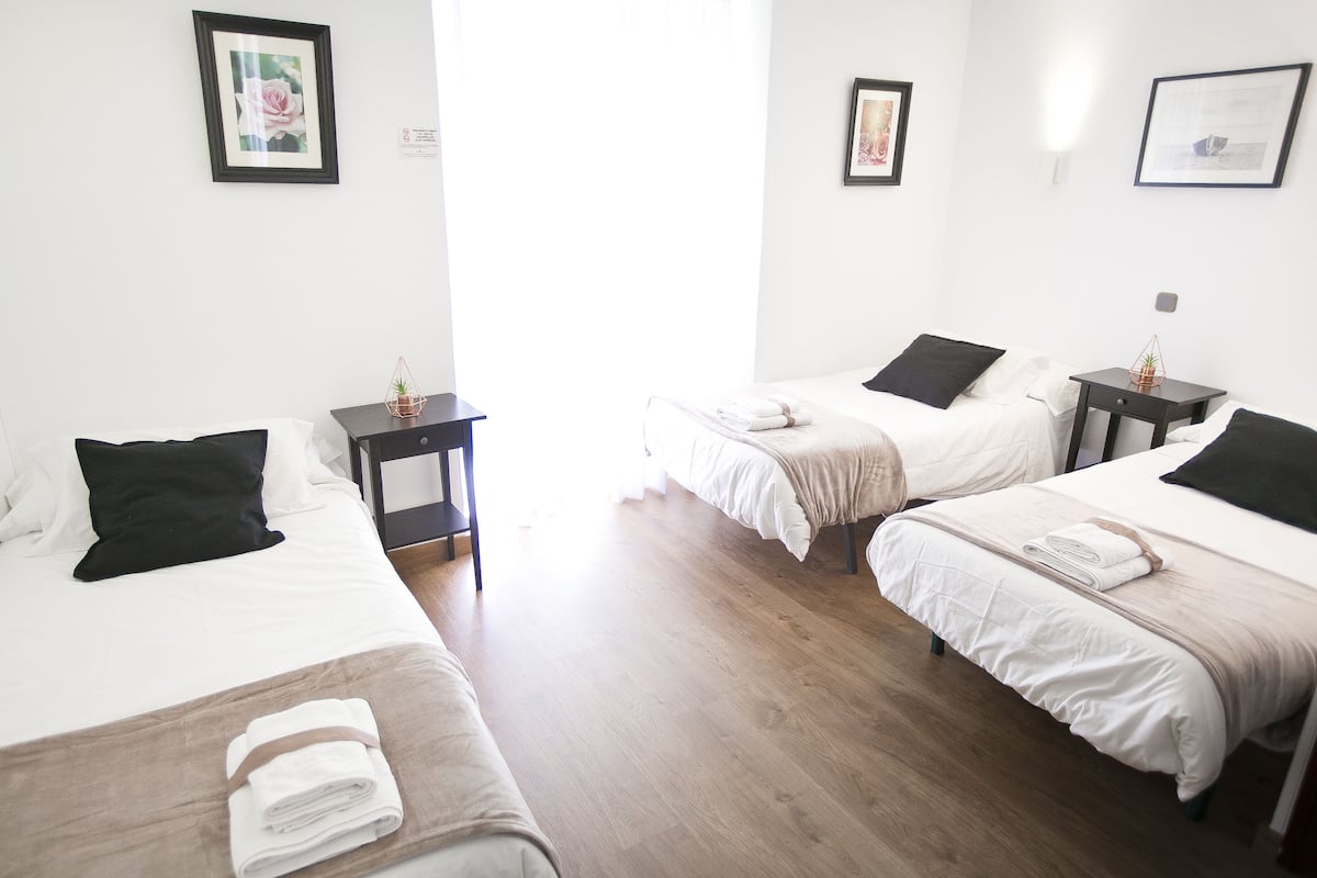 Habitación triple | Decoración personalizada, escritorio y cortinas blackout