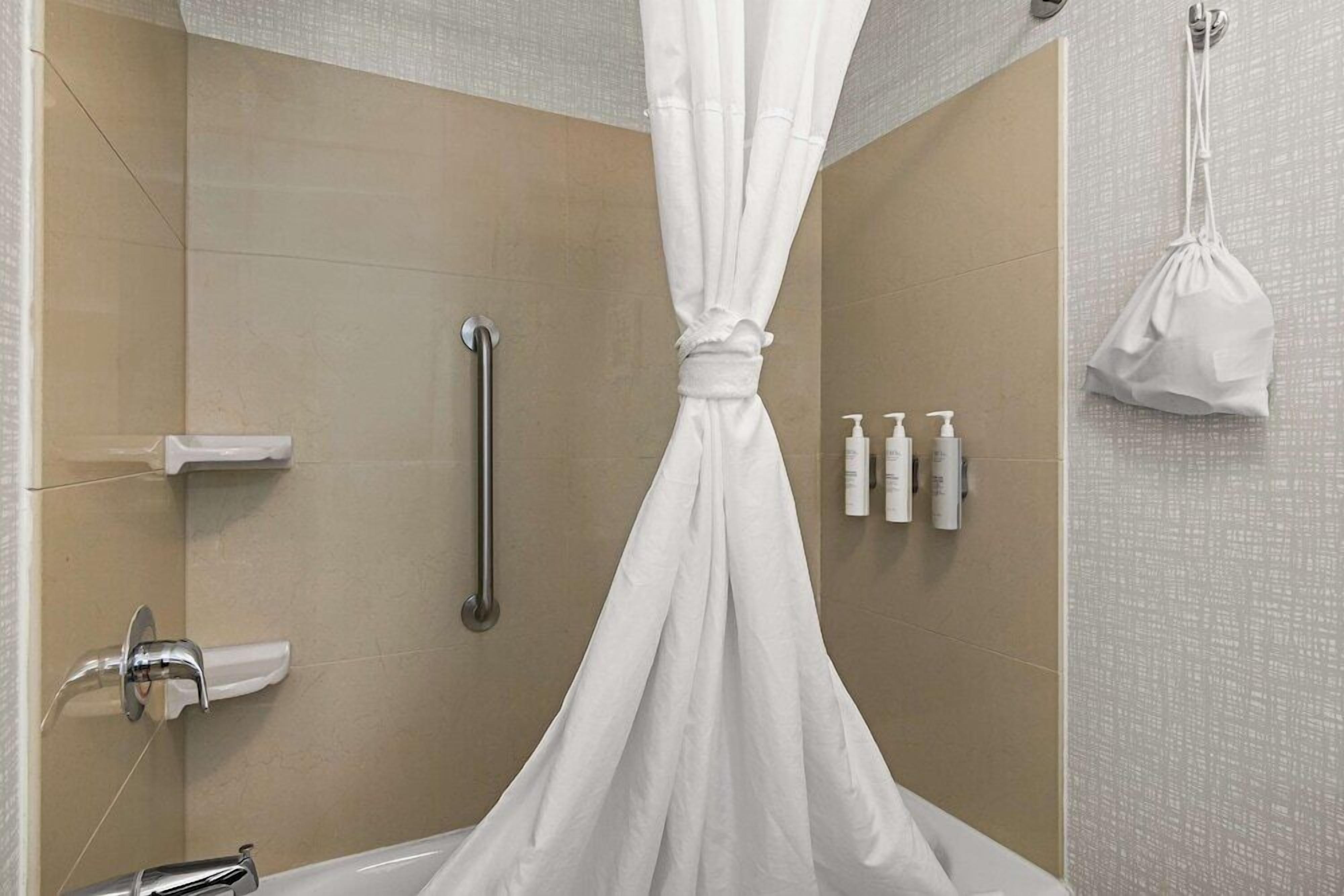 Bathroom | Combined shower/tub, free toiletries, towels