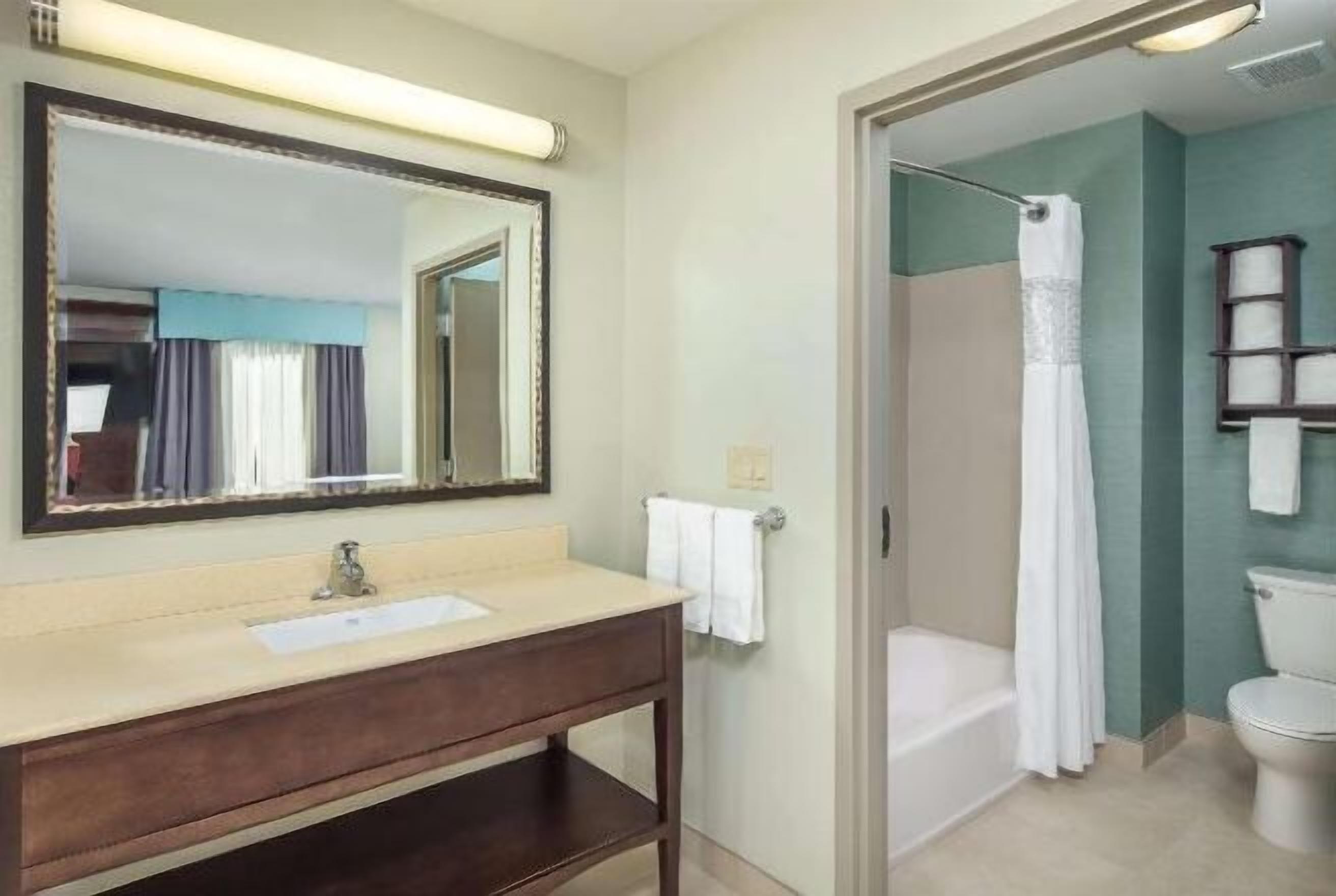 浴室 | 淋浴/浴缸二合一、免費盥洗用品、毛巾