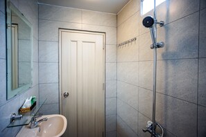 Shower, free toiletries, hair dryer, slippers - LeBlanc Saigon (Ho Chi Minh City)