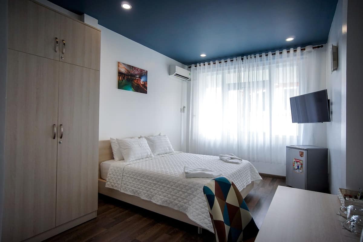 Habitación doble de uso individual | Minibar, caja de seguridad en la habitación y escritorio
