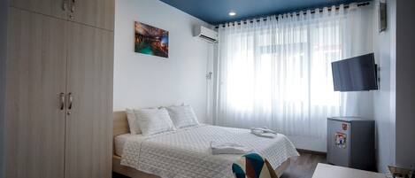 Executive Premier Room | Minibar, in-room safe, desk, soundproofing