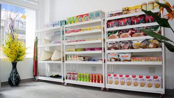 Una tienda con estantes repletos de diversos productos alimenticios, como cereales, café y bocadillos.