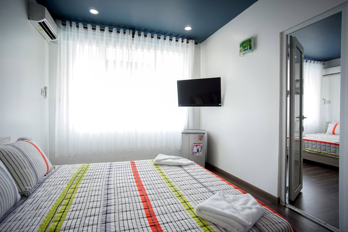 Family Executive, 2 Bedrooms Suite | 미니바, 객실 내 금고, 책상, 방음 설비