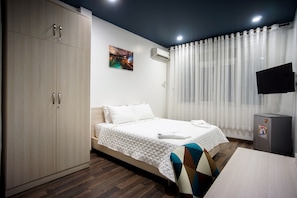 Dobbeltrom for 1 person | Minibar, safe på rommet, skrivebord og lydisolert