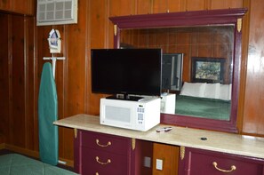 Habitación, 1 cama Queen size | Sala de estar | Televisión LCD 