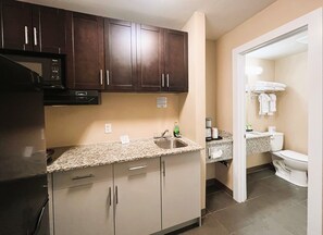 Double Room, 2 Double Beds, Kitchenette | Private kitchen - BCMInns Peace River (Peace River)