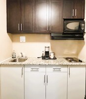 Cafetera/tetera, refrigerador, microondas, servilletas de papel