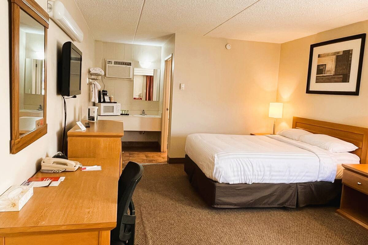Standard Room, 1 Queen Bed | Desk, laptop workspace, blackout drapes, soundproofing