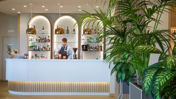 Al fresco dining, serves breakfast, lunch and dinner