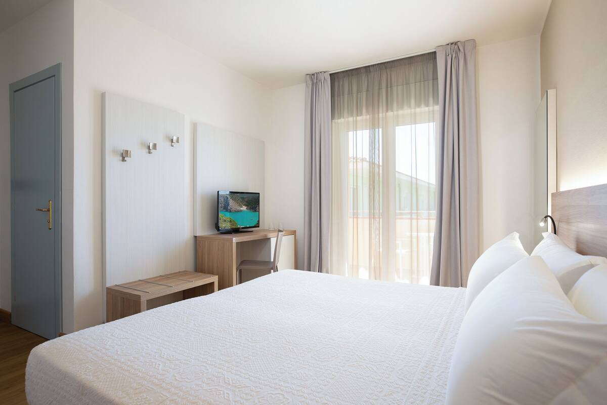 camera deluxe | 1 bedroom, desk, soundproofing, cots/infant beds