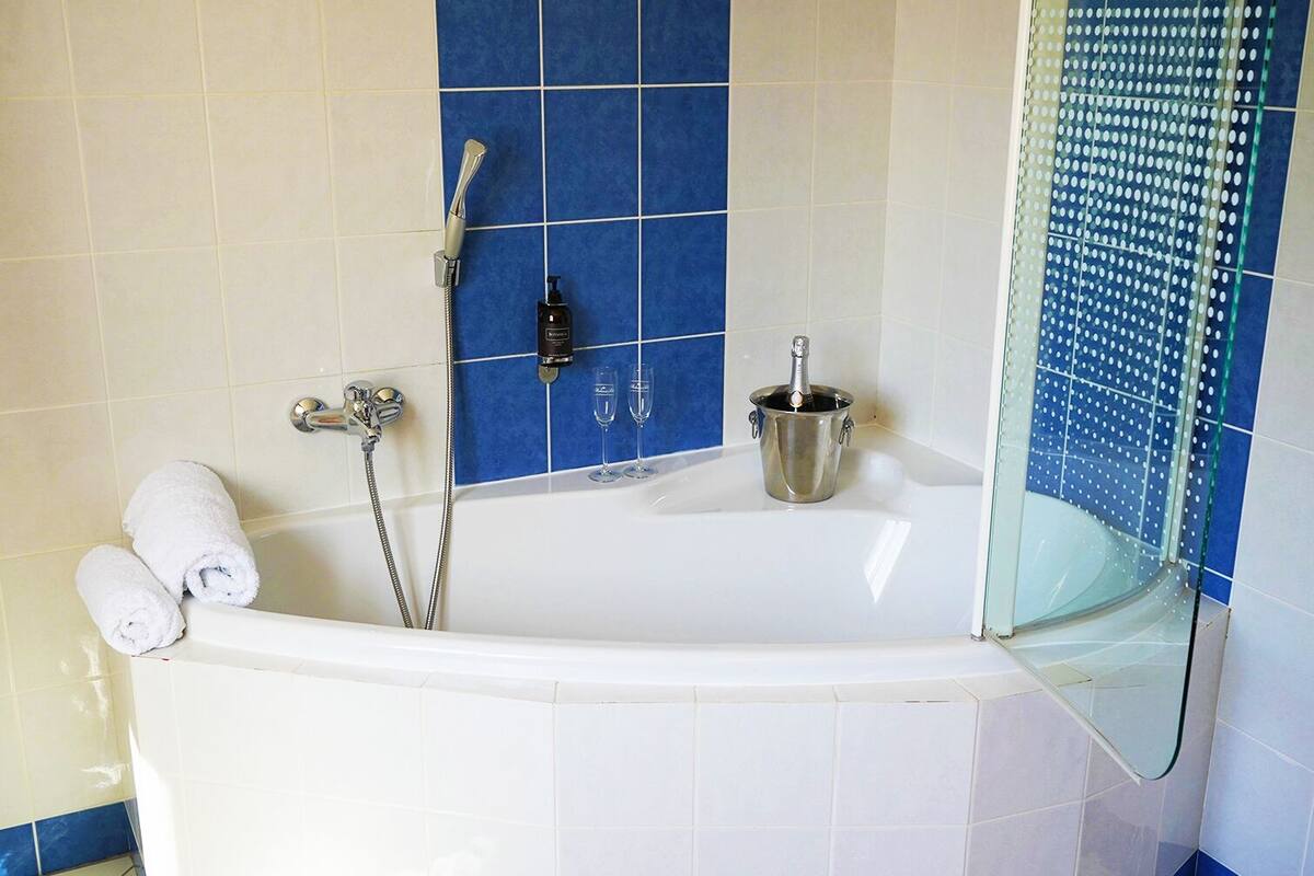 combined shower/bathtub, free toiletries, slippers, towels