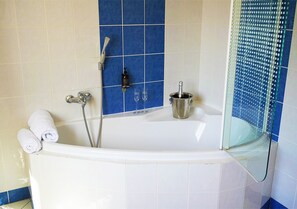 Combined shower/tub, free toiletries, slippers, towels