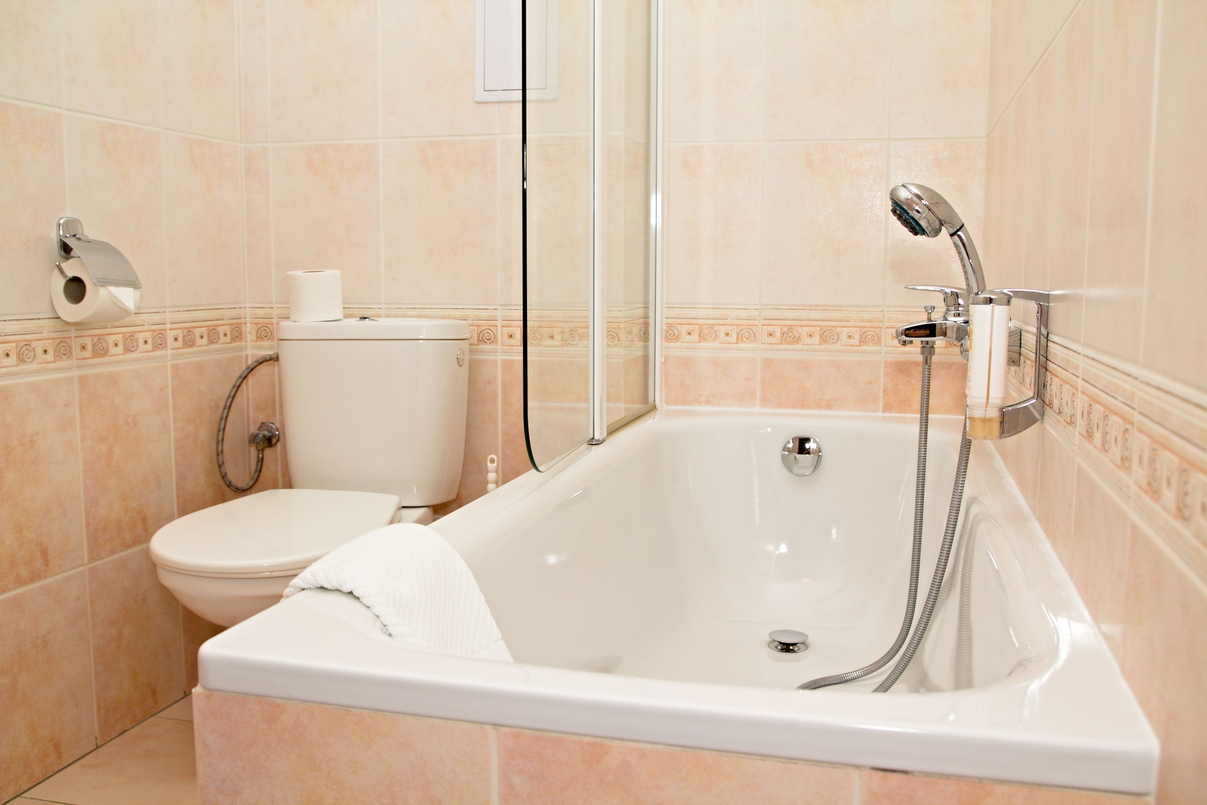 combined shower/bathtub, free toiletries, slippers, towels