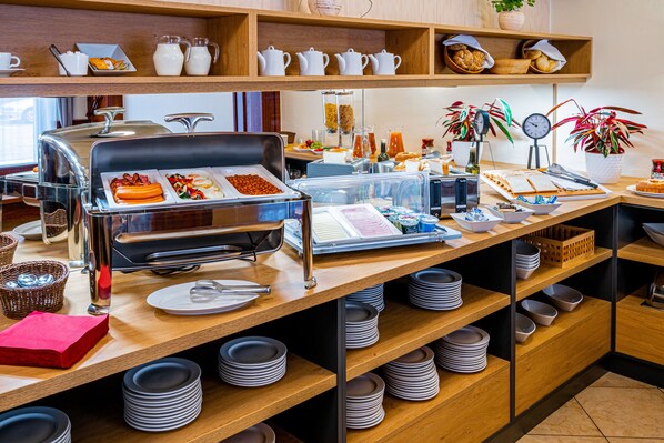 Daily buffet breakfast (CZK 150 per person)