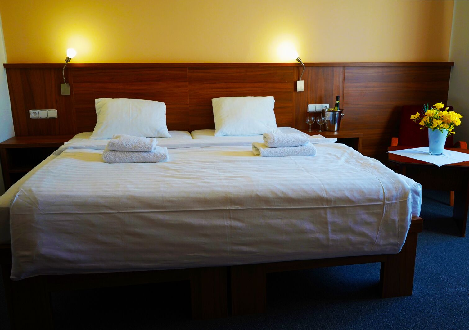 Schreibtisch, laptopgeeigneter Arbeitsplatz, Verdunkelungsvorhänge