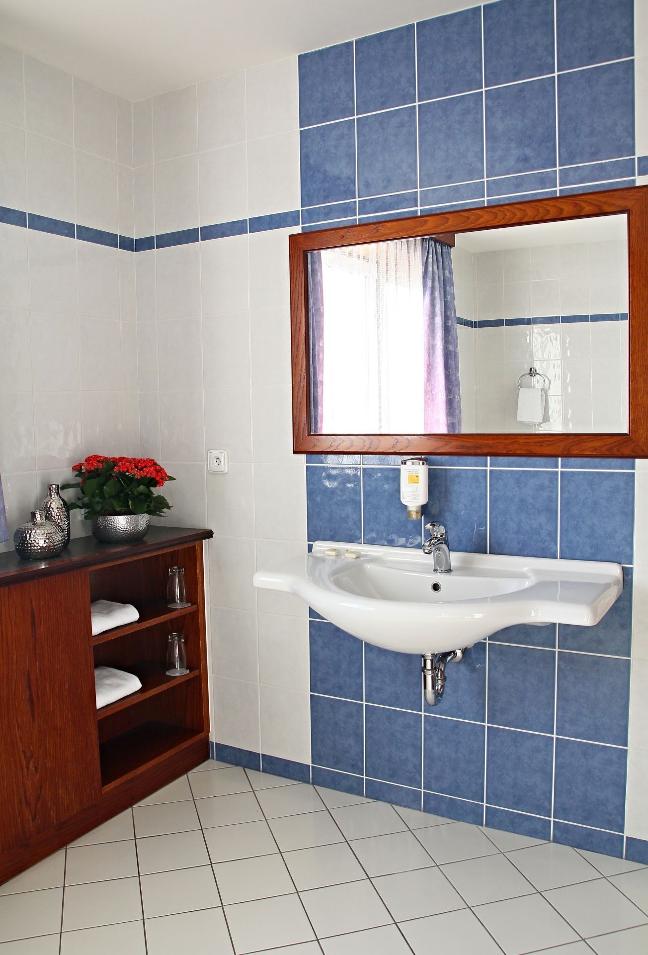 combined shower/bathtub, free toiletries, slippers, towels