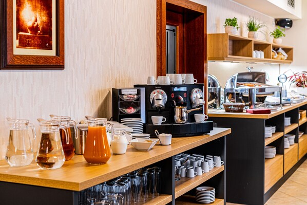 Una estación de café con varias máquinas de café, tazas y una variedad de bebidas.